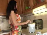 برهنه شدن در آشپزخانه