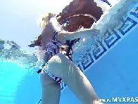Una chica sexy siendo follada en la piscina