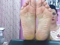 Celina mostra i suoi piedi