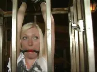 O blondă într-o cușcă
