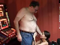 Fatty bekommt einen Blowjob im Kasino