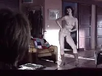 Жена танцует стриптиз