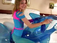 Willst du mit mir auf dem Delphin reiten?