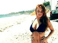 Gorąca plażowiczka pozuje w bikini