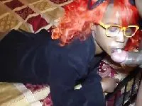 Cô gái tóc đen tóc đỏ trong hành động bằng miệng