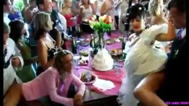 セクシャルな雰囲気の中でのチェコの結婚式