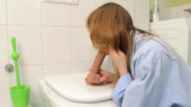 The beauty hid in the toilet and fucked herself with a big dildo