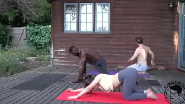 Duży czarny kutas na zajęciach jogi