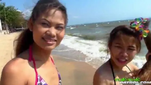 Douche op sletterige Aziatische strandvriendinnen
