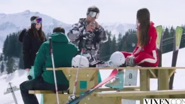 滑雪女郎索尼娅在阿尔卑斯山上的激情性爱