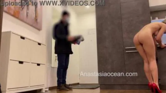 Pizza Delivery guy didn't expect to see a totally naked model in a house