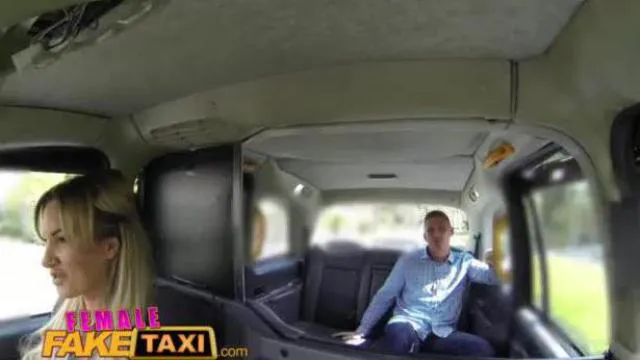 Femeie falsă Taxi Șofer de taxi blondă iubește penisul