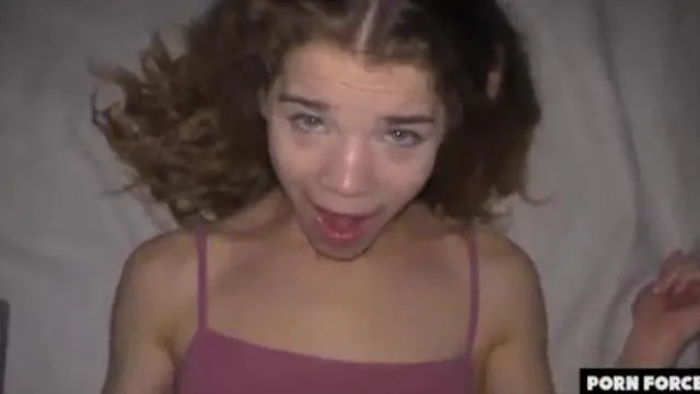 La bella Sabrina, una teenager spagnola, si masturba nel dormitorio dell'università