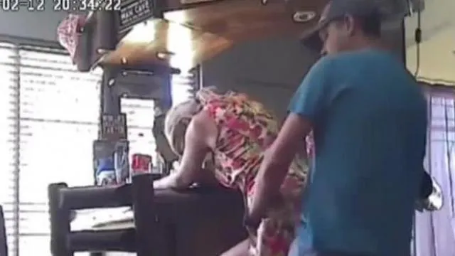 Une caméra cachée a filmé mon mari en train de baiser la baby-sitter de 18 ans.
