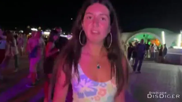Une fille coquine de 18 ans a enlevé sa culotte en public