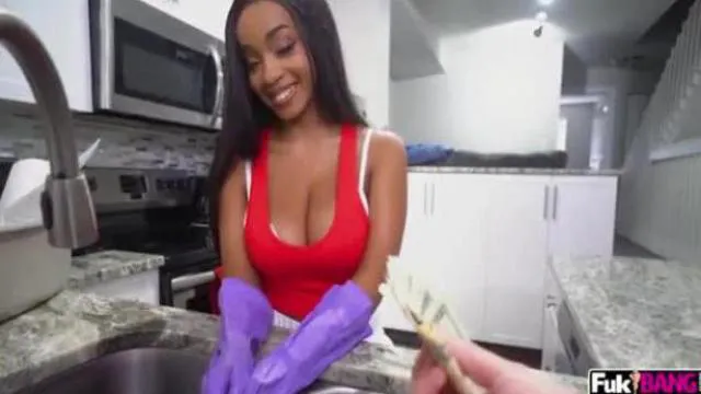 Velika titty služkinja Lily čiščenje pravi kurac