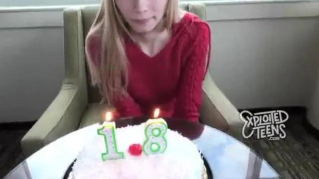 彼女は18歳になったばかりで、ビデオでフェラチオをしている。