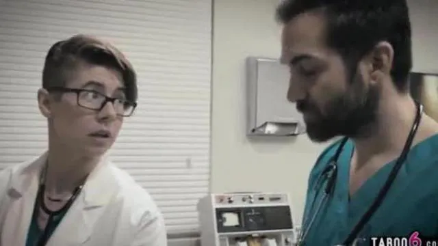 Une patiente adolescente baisée par son sale docteur à l'hôpital.
