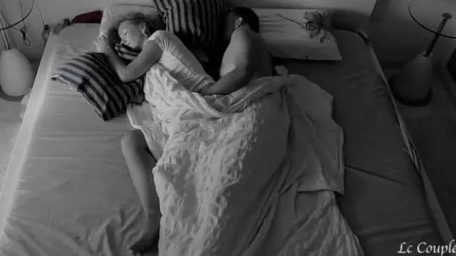Le sexe matinal d'un couple amateur a été enregistré avec une caméra cachée dans leur chambre à coucher.