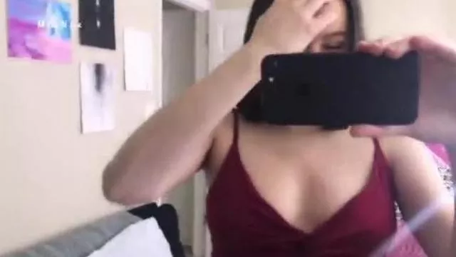 Selfie Spiegel Striptease Rotes Kleid Schwarzer Spitzen-Tanga Höschen Teasing