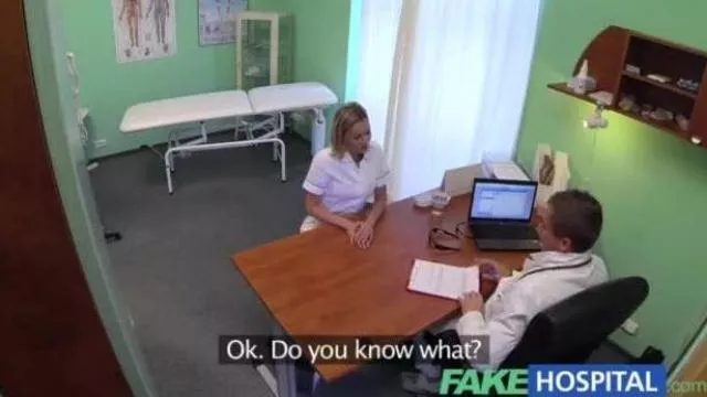 Poredna blond medicinska sestra dobi polno pozornost zdravnikov