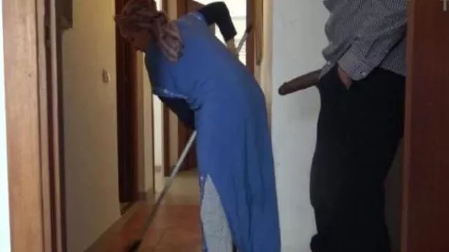 Une femme de ménage musulmane est perturbée lorsqu'elle voit sa grosse bite noire.