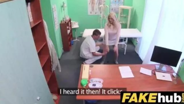 Lekarz daje czeskiej blondynce mokre majtki