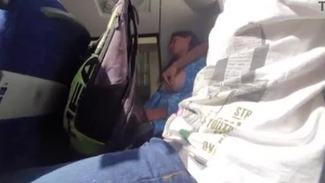 Son beau-fils se met soudain à toucher les seins et la chatte de sa belle-mère plantureuse dans le bus après le travail.