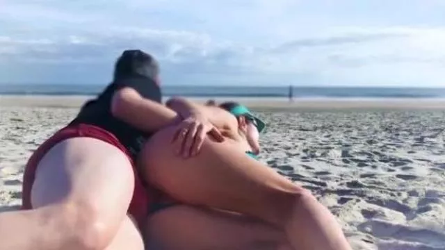 La milf ne s'attendait pas à recevoir une bite dans l'anus directement sur la plage !