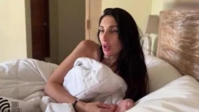 A minha madrasta acordou na minha cama de manhã. A MILF gostosa fez-te uma creampie.