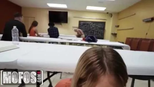 Los cachondos estudiantes Emma Bugg y Victor Ray tienen una tórrida sesión caliente en clase