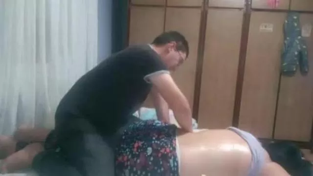 La belle-sœur a demandé un massage à son beau-frère