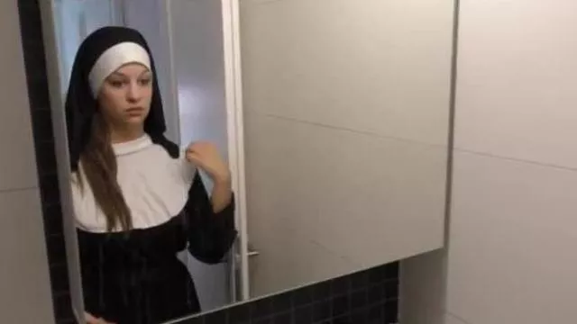 Schüchterne Teenie-Nonne Angelina Brill BBC