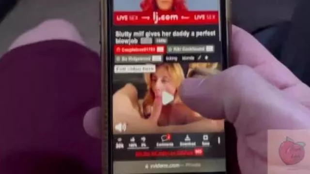 Pasierb odkrywa, że macocha ogląda porno i daje jej swojego wielkiego kutasa