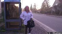 Nonna raccolta alla fermata dell'autobus