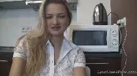Blondie vor der Webcam