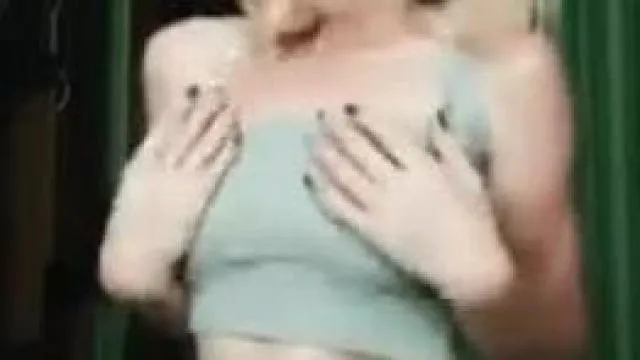 Девочка-подросток показывает грудь на TikTok